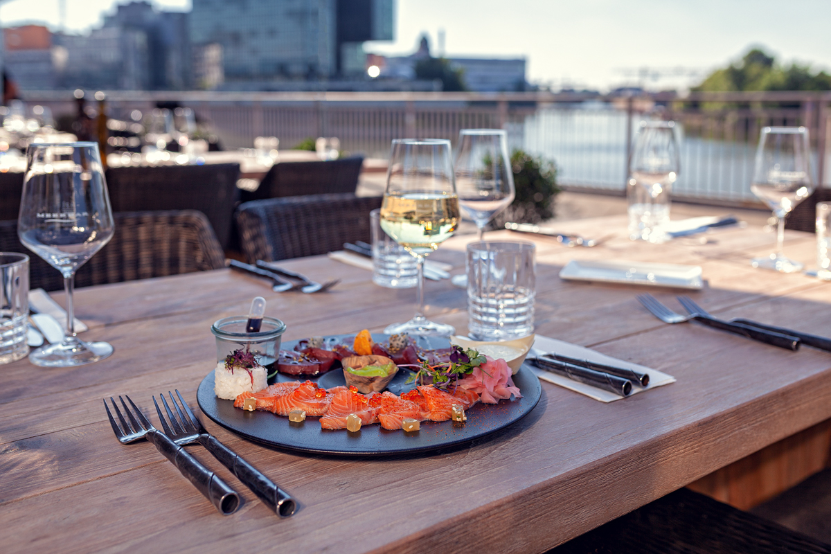 Sushi Teller angerichtet auf der Terrasse mit Rheinblick