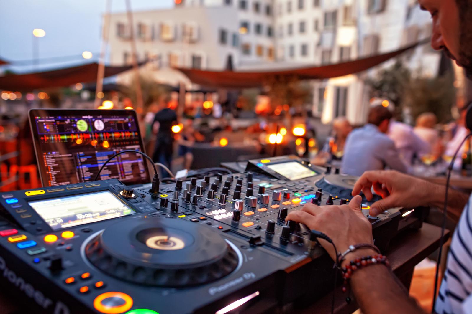 DJ spielt Musik im Aussenbereich der Meerbar