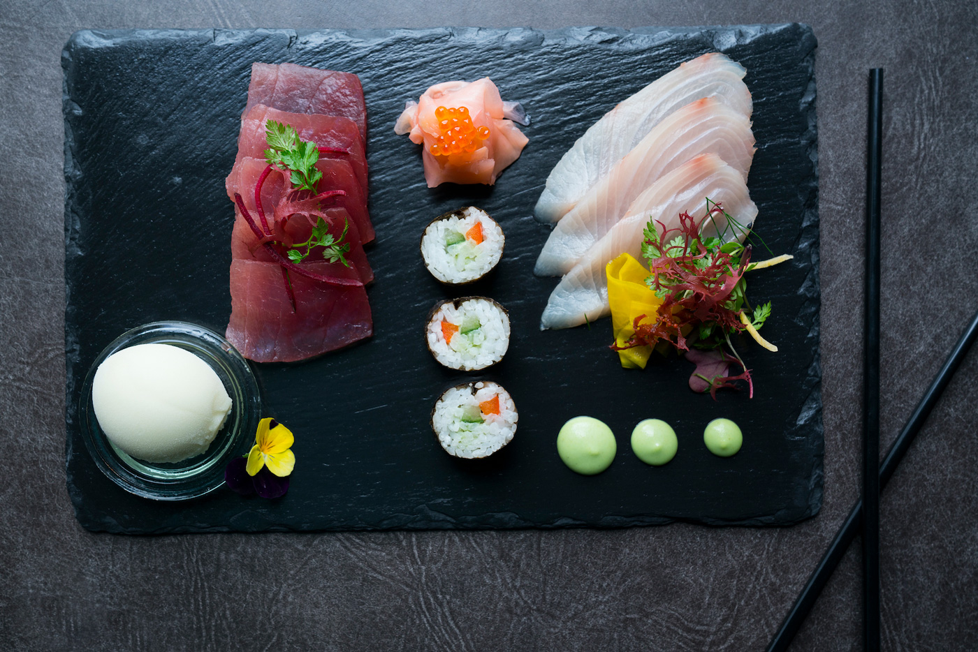 Sushi Auswahl auf Schieferplatte serviert in der Meerbar in Düsseldorf