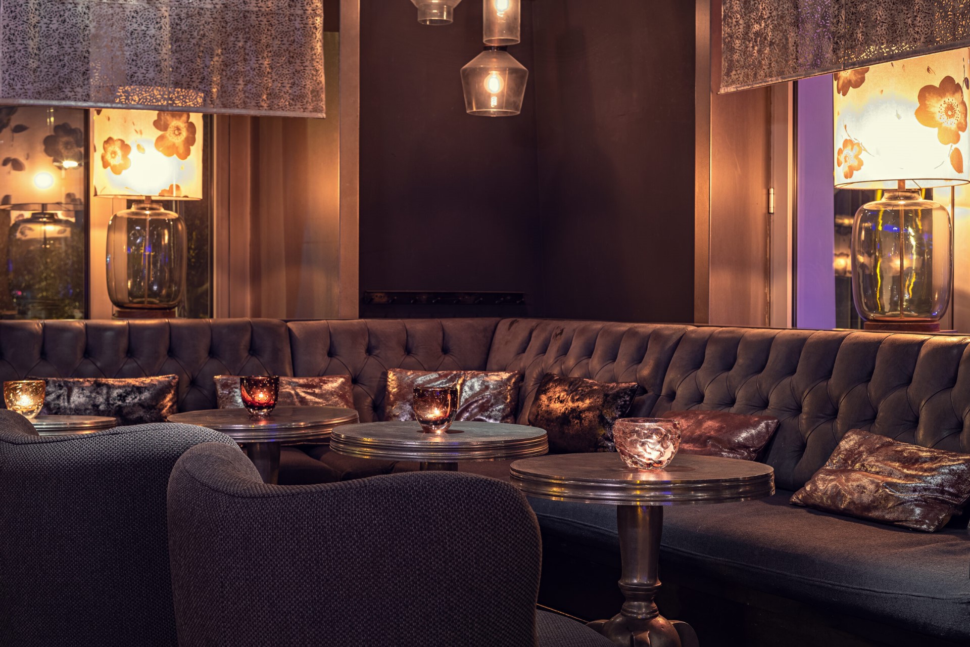 die Lounge des Restaurants Meerbar in Düsseldorf, gemütliche Sitzecke mit Tischen und Kissen